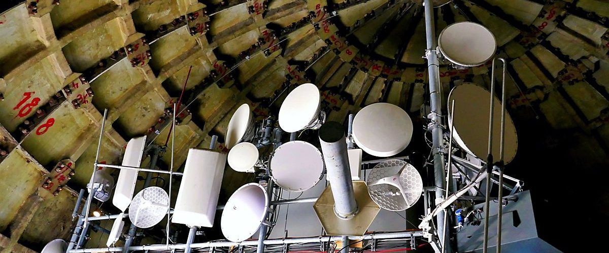 In der Kuppel des Brockenhauses befinden sich Antennen und Parabolspiegel für die Abhörtechnik