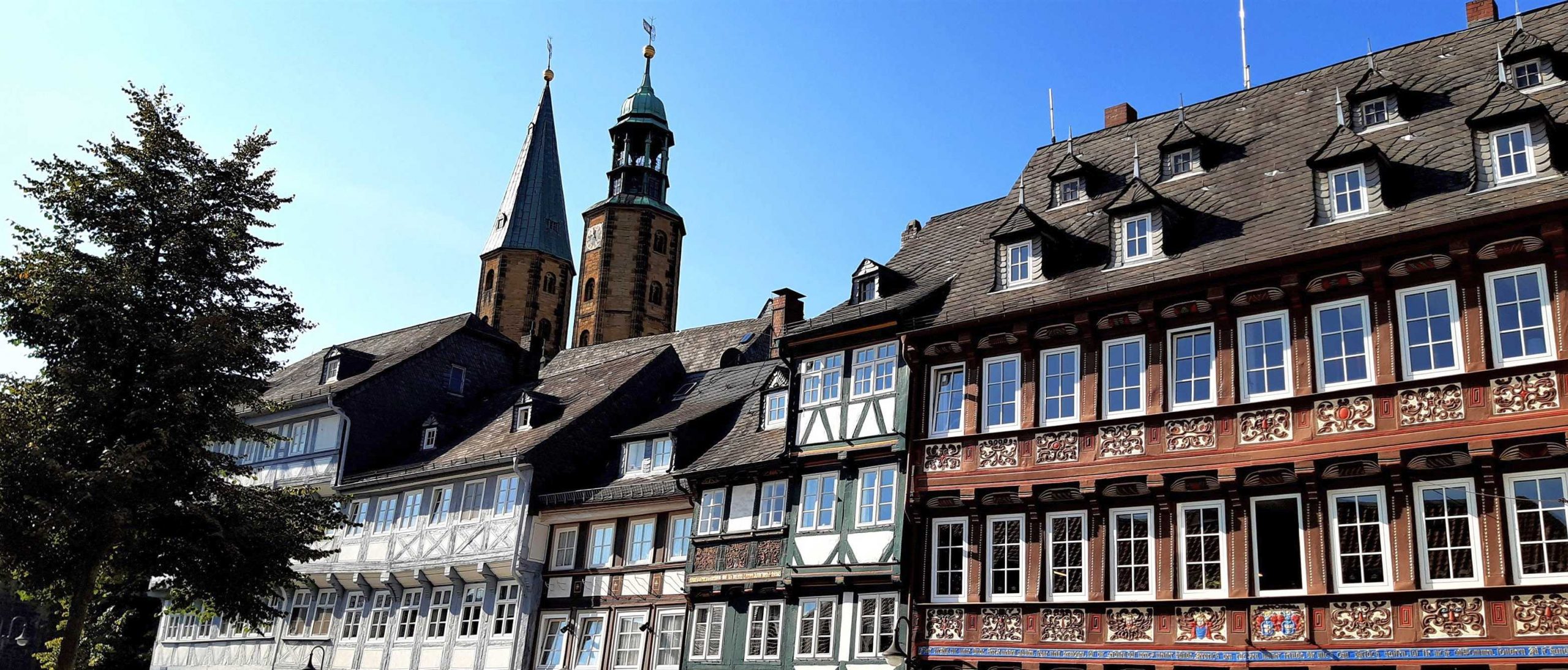 Schuhhof Goslar mit Marktkirche im Hintergrund