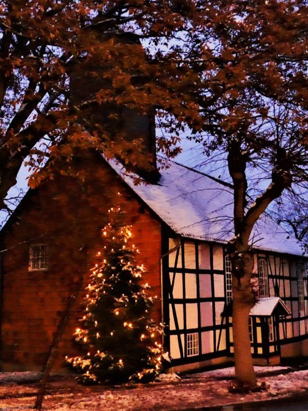 Kirche bei Adventszeit